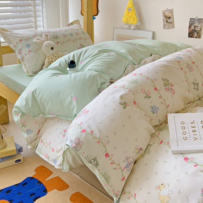 91家纺网 家纺一手货源 找家纺 楠沐家纺 2025新款亲肤芦荟棉印花学生宿舍上下铺四件套三件套 草莓小兔