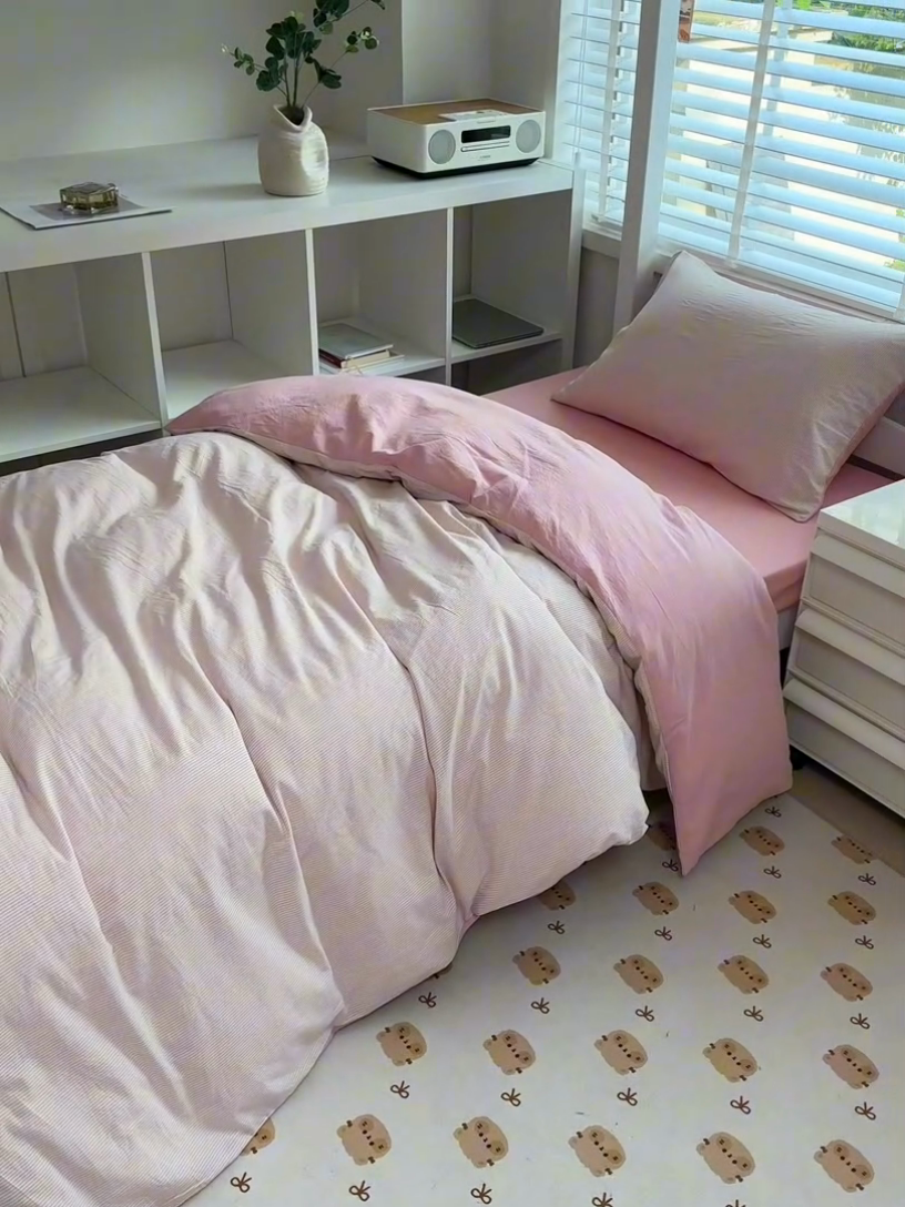 91家纺网 家纺一手货源 找家纺 柠萌家居 2025新款无印良品风色织水洗棉A类学生宿舍三件套 粉密条