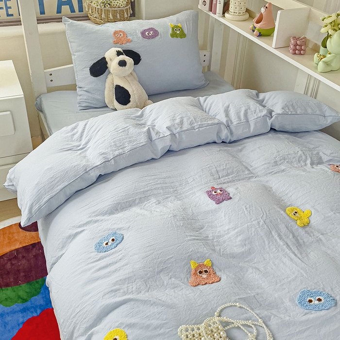 91家纺网 家纺一手货源 找家纺 韩巢家纺 2024新款超柔水洗棉毛巾绣学生宿舍上下铺三件套四件套-小精灵系列 小精灵浅蓝