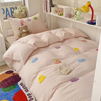 91家纺网 家纺一手货源 找家纺 韩巢家纺 2024新款超柔水洗棉毛巾绣学生宿舍上下铺三件套四件套-小精灵系列 小精灵浅粉