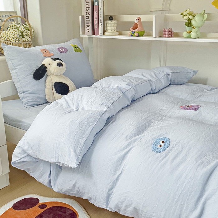 91家纺网 家纺一手货源 找家纺 韩巢家纺 2024新款超柔水洗棉毛巾绣学生宿舍上下铺三件套四件套-小精灵系列 小精灵浅蓝