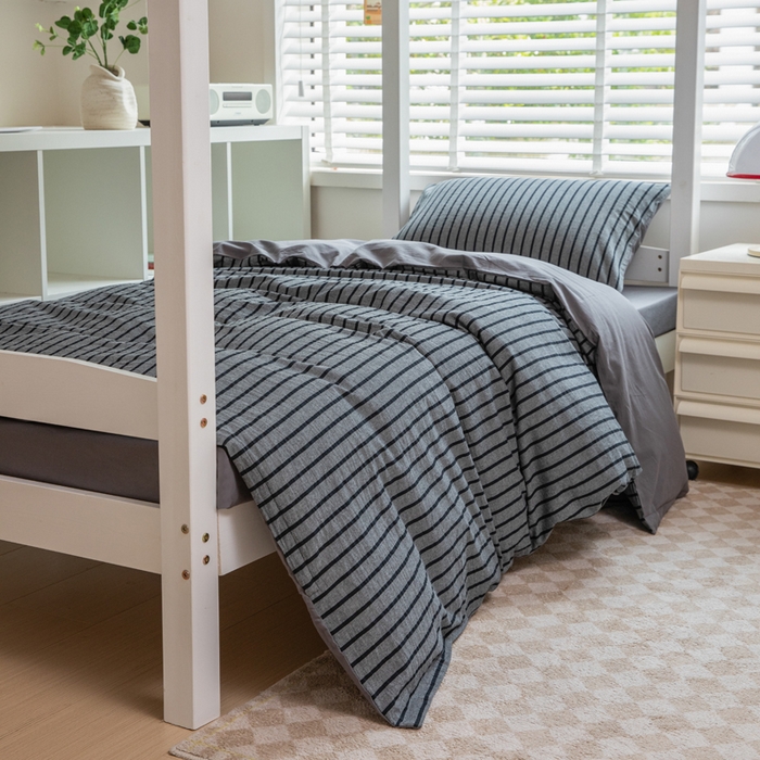 91家纺网 家纺一手货源 找家纺 柠萌家居 2025新款无印良品风色织水洗棉A类学生宿舍三件套 白日梦想家-黑