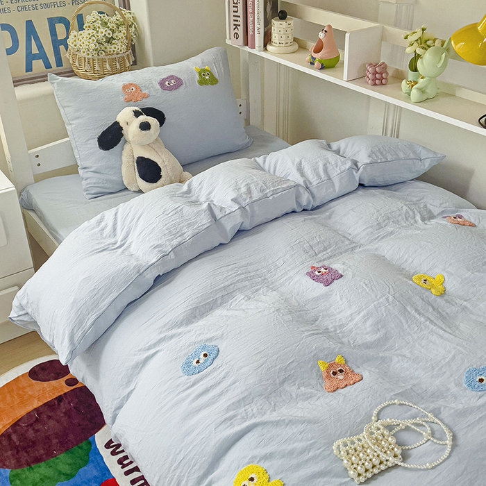 91家纺网 家纺一手货源 找家纺 韩巢家纺 2024新款超柔水洗棉毛巾绣学生宿舍上下铺三件套四件套-小精灵系列 小精灵浅蓝