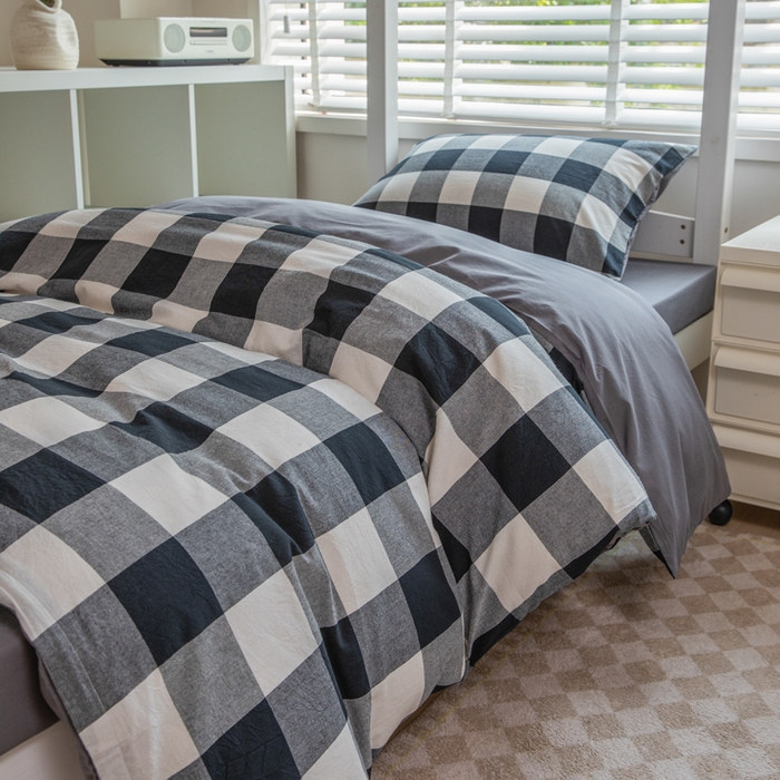 91家纺网 家纺一手货源 找家纺 柠萌家居 2025新款无印良品风色织水洗棉A类学生宿舍三件套 留恋时光-黑