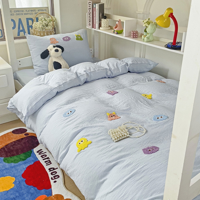 91家纺网 家纺一手货源 找家纺 韩巢家纺 2024新款超柔水洗棉毛巾绣学生宿舍上下铺三件套四件套-小精灵系列 小精灵浅蓝