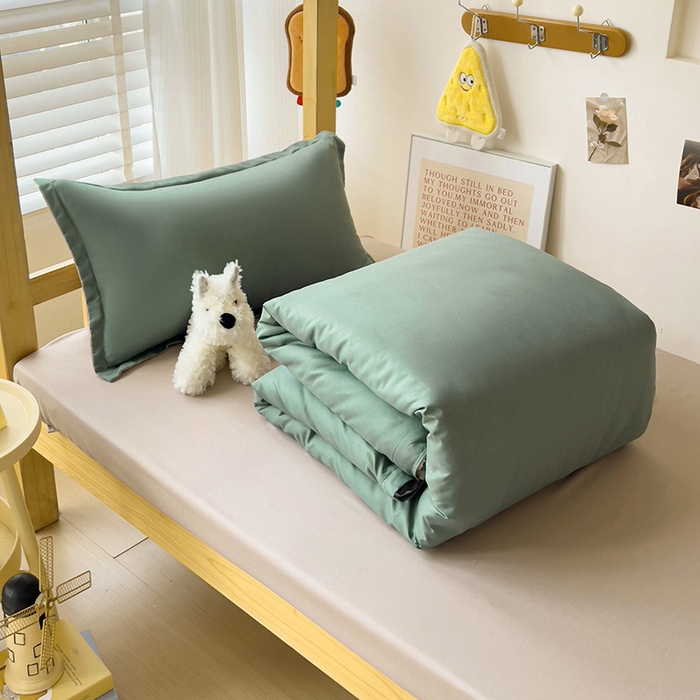 91家纺网 家纺一手货源 找家纺 楠沐家纺 2025新款亲肤芦荟棉印花学生宿舍上下铺四件套三件套 军绿+浅驼