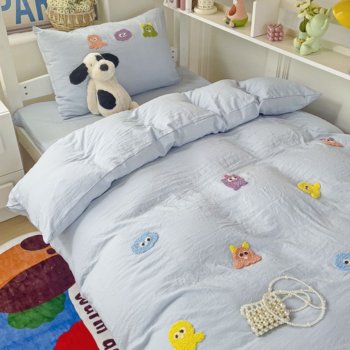 91家纺网 家纺一手货源 找家纺 韩巢家纺 2024新款超柔水洗棉毛巾绣学生宿舍上下铺三件套四件套-小精灵系列 小精灵浅蓝