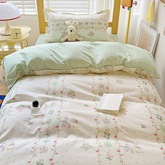 91家纺网 家纺一手货源 找家纺 楠沐家纺 2025新款亲肤芦荟棉印花学生宿舍上下铺四件套三件套 草莓小兔