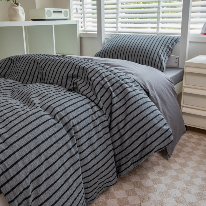 91家纺网 家纺一手货源 找家纺 柠萌家居 2025新款无印良品风色织水洗棉A类学生宿舍三件套 白日梦想家-黑