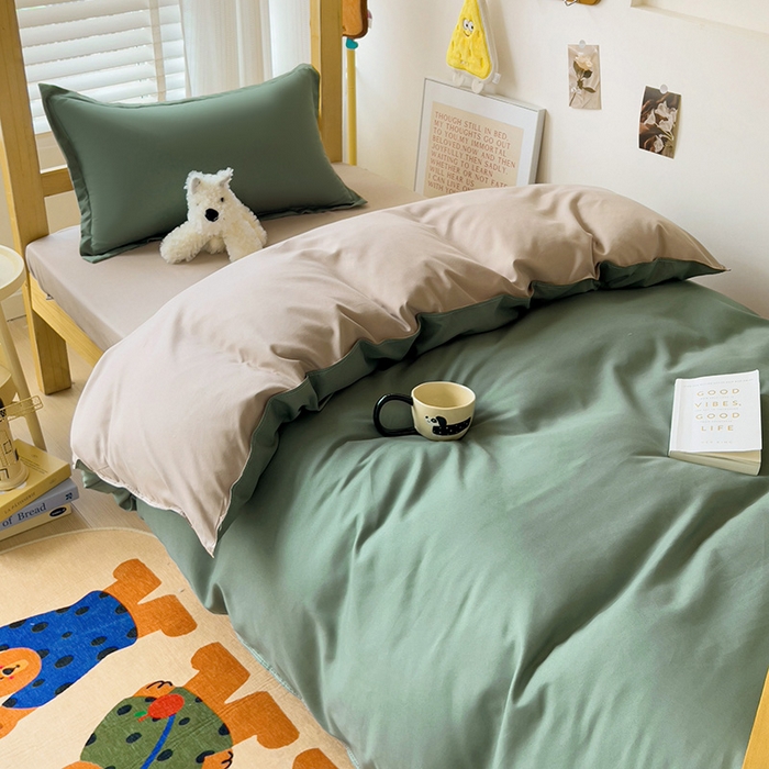 91家纺网 家纺一手货源 找家纺 楠沐家纺 2025新款亲肤芦荟棉印花学生宿舍上下铺四件套三件套 军绿+浅驼