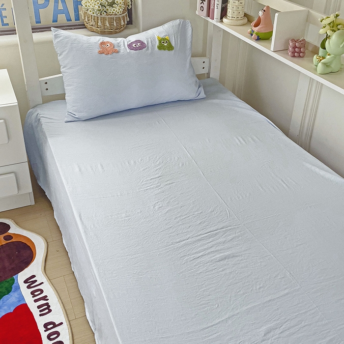 91家纺网 家纺一手货源 找家纺 韩巢家纺 2024新款超柔水洗棉毛巾绣学生宿舍上下铺三件套四件套-小精灵系列 小精灵浅蓝