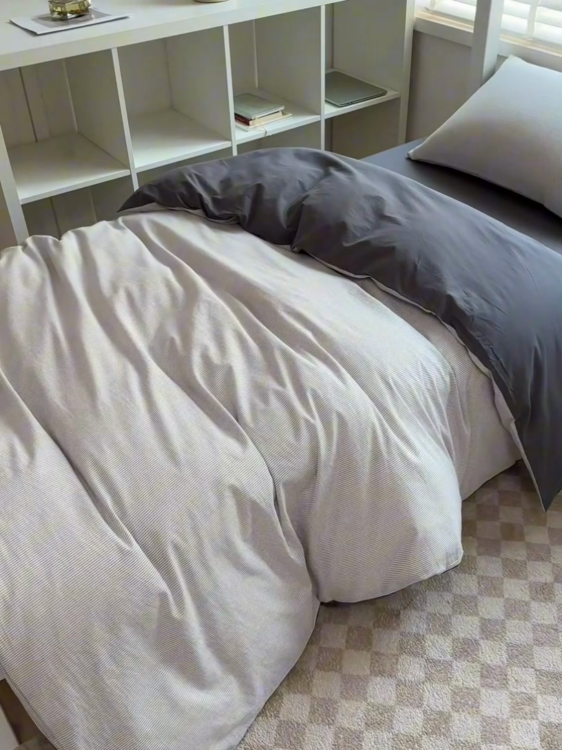 91家纺网 家纺一手货源 找家纺 柠萌家居 2025新款无印良品风色织水洗棉A类学生宿舍三件套 灰密条