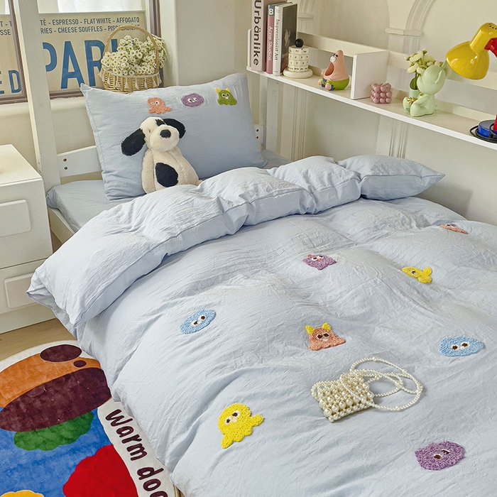 91家纺网 家纺一手货源 找家纺 韩巢家纺 2024新款超柔水洗棉毛巾绣学生宿舍上下铺三件套四件套-小精灵系列 小精灵浅蓝