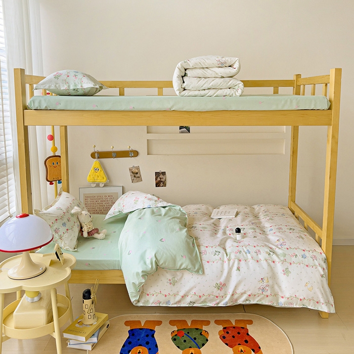 91家纺网 家纺一手货源 找家纺 楠沐家纺 2025新款亲肤芦荟棉印花学生宿舍上下铺四件套三件套 草莓小兔