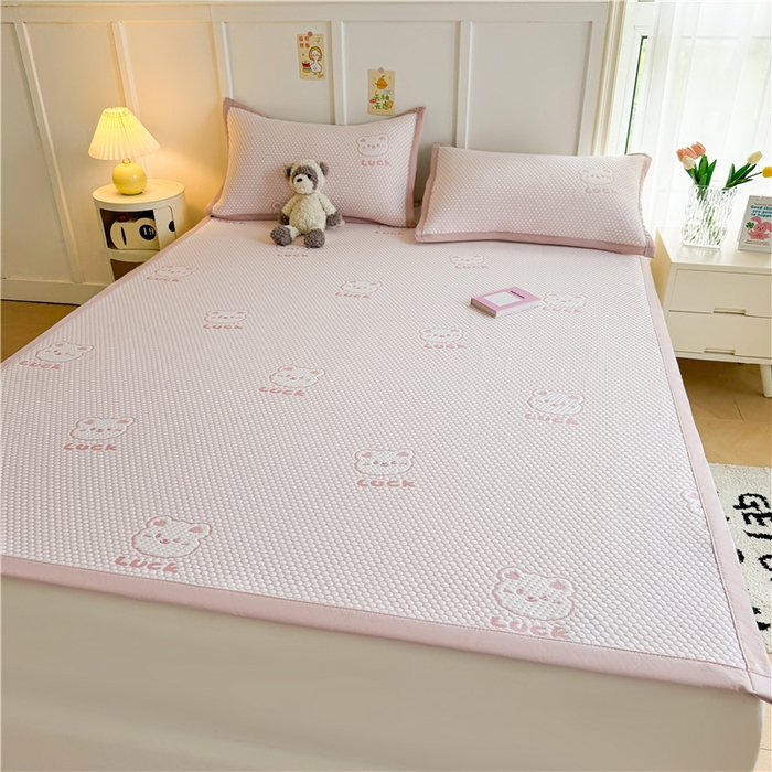 91家纺网 家纺一手货源 找家纺 喜居 2024新款LUCK小冰熊A类豆豆凉感席 LUCK小冰熊-粉