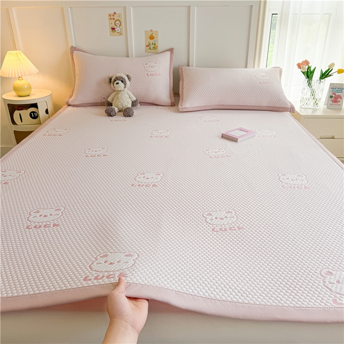 91家纺网 家纺一手货源 找家纺 喜居 2024新款LUCK小冰熊A类豆豆凉感席 LUCK小冰熊-粉