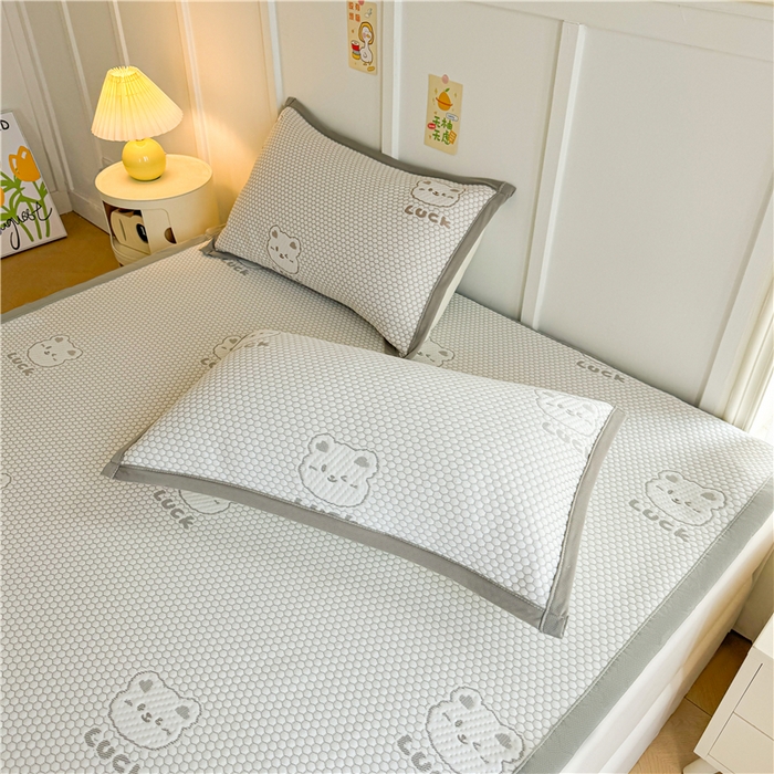 91家纺网 家纺一手货源 找家纺 喜居 2024新款LUCK小冰熊A类豆豆凉感席 LUCK小冰熊-灰