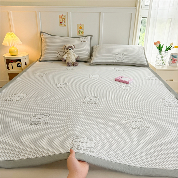 91家纺网 家纺一手货源 找家纺 喜居 2024新款LUCK小冰熊A类豆豆凉感席 LUCK小冰熊-灰