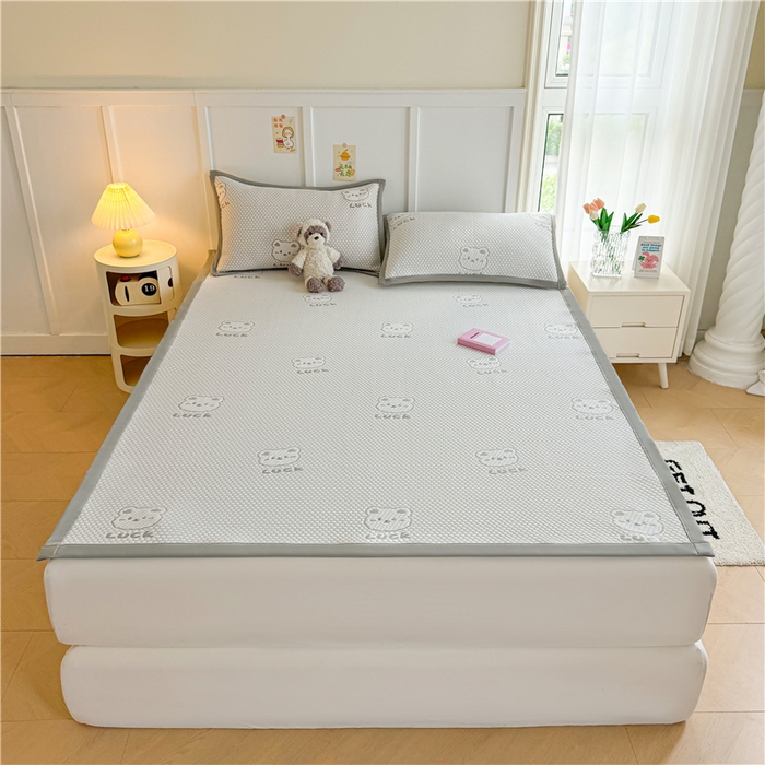 91家纺网 家纺一手货源 找家纺 喜居 2024新款LUCK小冰熊A类豆豆凉感席 LUCK小冰熊-灰