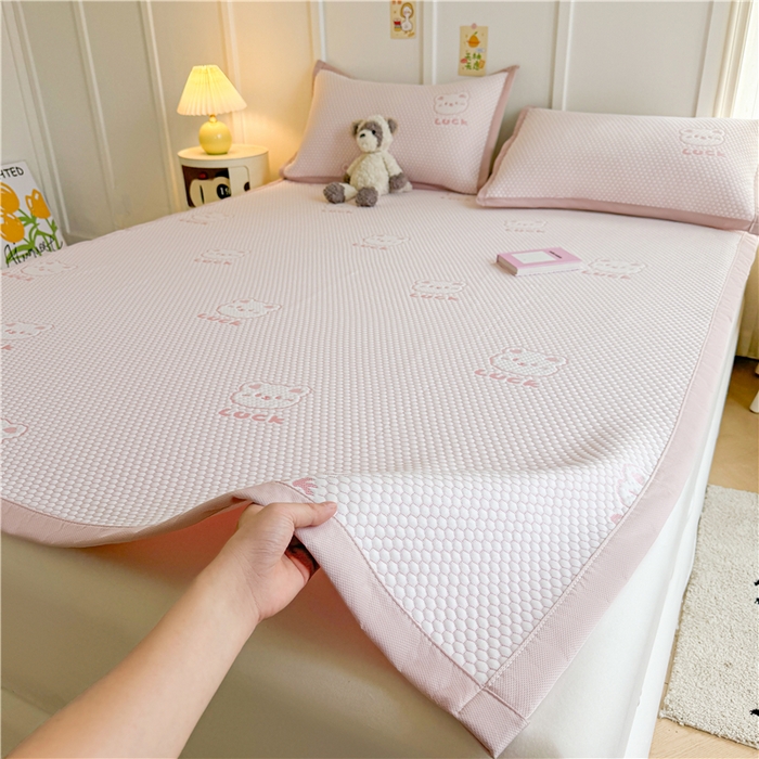 91家纺网 家纺一手货源 找家纺 喜居 2024新款LUCK小冰熊A类豆豆凉感席 LUCK小冰熊-粉