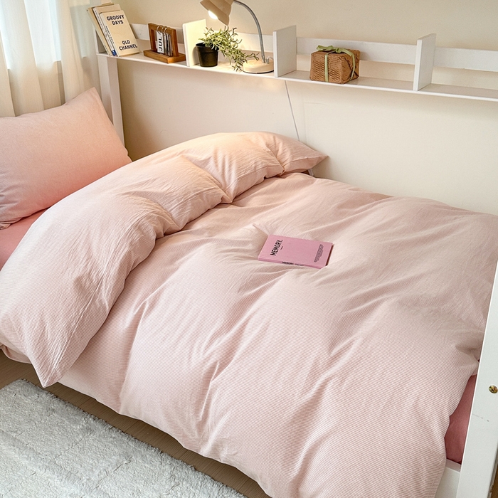 91家纺网 家纺一手货源 找家纺 玖弘家居 2024新款全棉色织水洗棉学生三件套四件套床垫套系列 粉密条