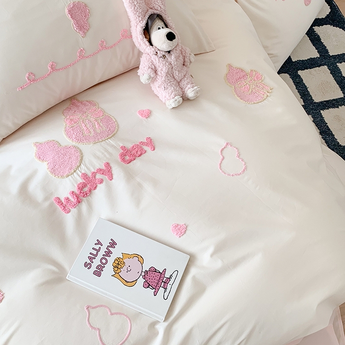 91家纺网 家纺一手货源 找家纺 2024新款全棉40S水洗棉毛巾绣工艺四件套 贝加尔