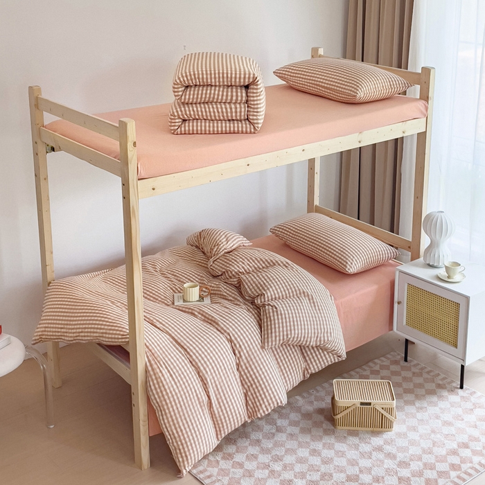 91家纺网 家纺一手货源 找家纺 玖弘家居 2024新款全棉色织水洗棉学生三件套四件套床垫套系列 粉小格