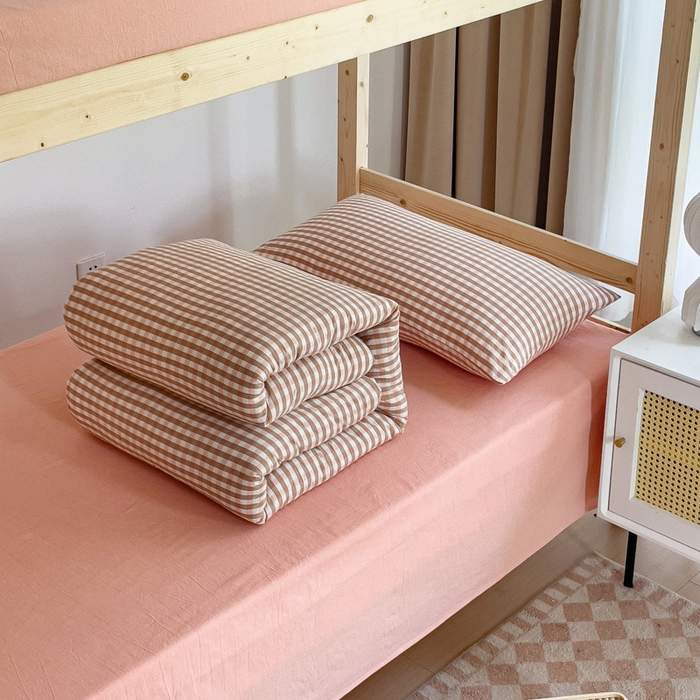 91家纺网 家纺一手货源 找家纺 玖弘家居 2024新款全棉色织水洗棉学生三件套四件套床垫套系列 粉小格