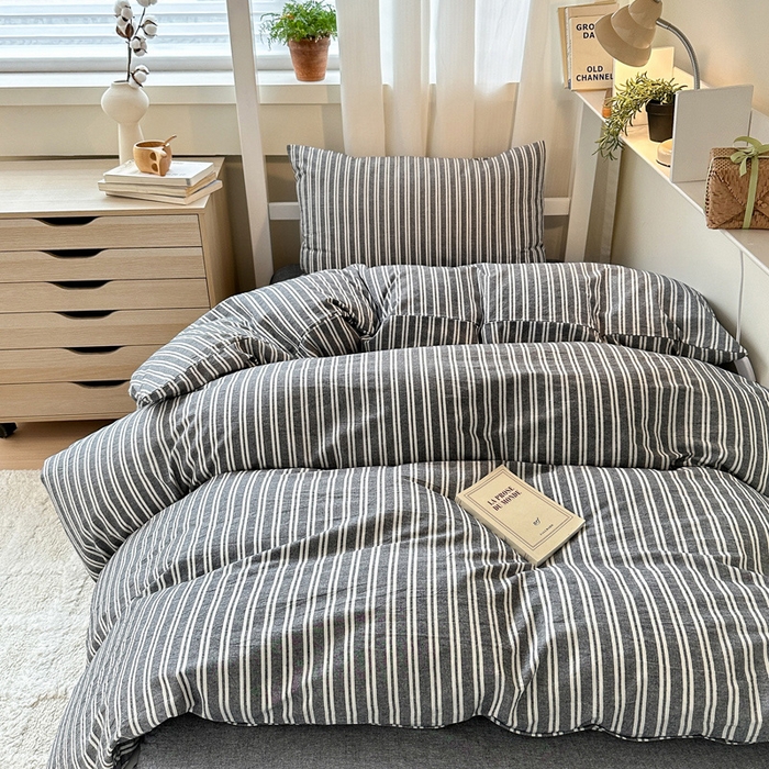 91家纺网 家纺一手货源 找家纺 玖弘家居 2024新款全棉色织水洗棉学生三件套四件套床垫套系列 宽窄条藏青灰