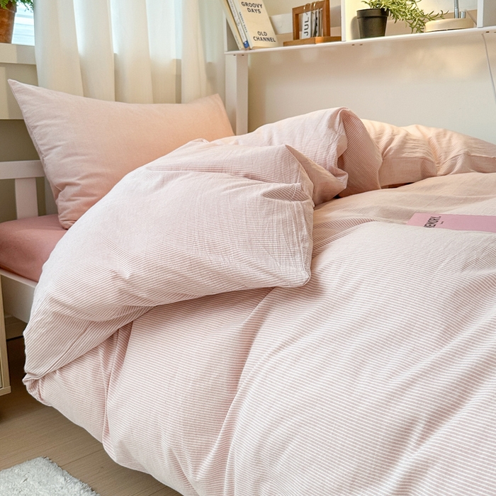 91家纺网 家纺一手货源 找家纺 玖弘家居 2024新款全棉色织水洗棉学生三件套四件套床垫套系列 粉密条