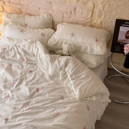 91家纺网 家纺一手货源 找家纺 （总）小主驾到 2024新款水洗棉刺绣法式花边被套床单四件套夏被床盖四件套-花季