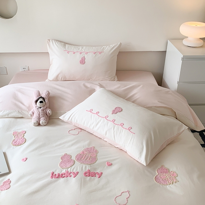 91家纺网 家纺一手货源 找家纺 2024新款全棉40S水洗棉毛巾绣工艺四件套 贝加尔