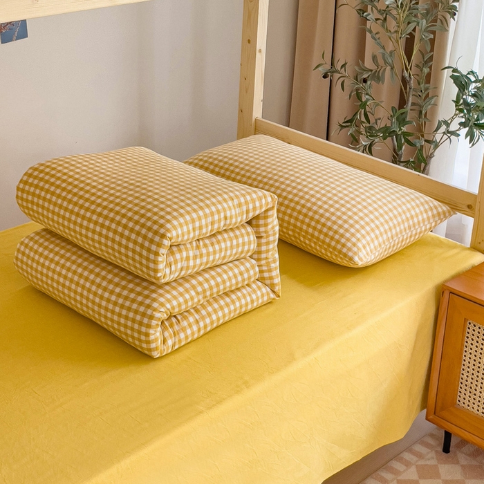 91家纺网 家纺一手货源 找家纺 玖弘家居 2024新款全棉色织水洗棉学生三件套四件套床垫套系列 淡黄小格