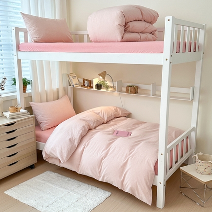 91家纺网 家纺一手货源 找家纺 玖弘家居 2024新款全棉色织水洗棉学生三件套四件套床垫套系列 粉密条