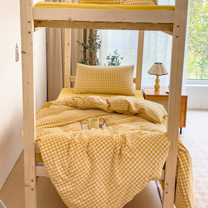 91家纺网 家纺一手货源 找家纺 玖弘家居 2024新款全棉色织水洗棉学生三件套四件套床垫套系列 淡黄小格