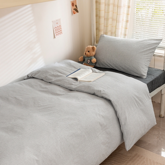 91家纺网 家纺一手货源 找家纺 柠萌家居 2025新款无印良品风A类色织水洗棉全棉学生宿舍三件套床垫套三件套 灰极细条