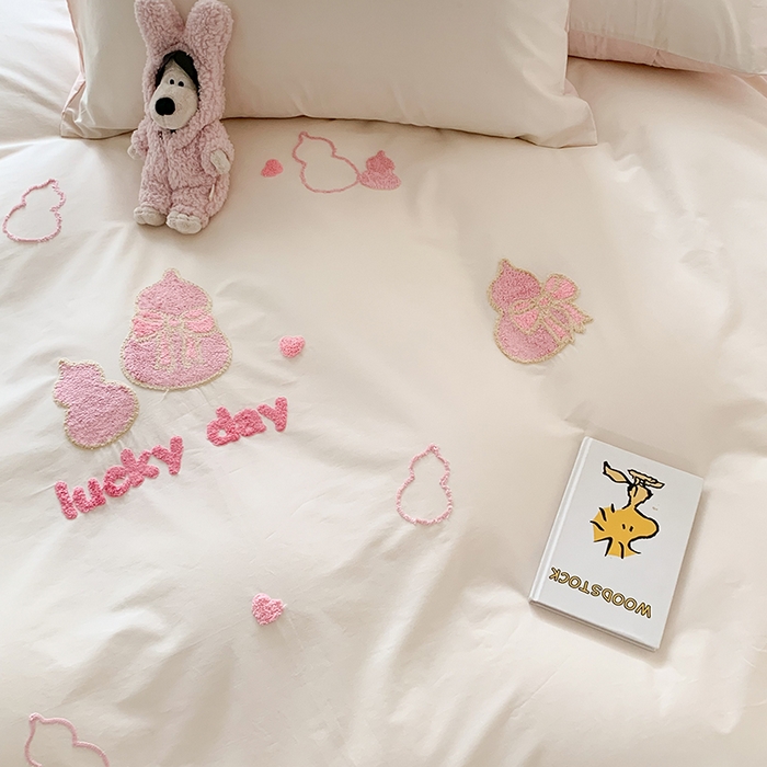 91家纺网 家纺一手货源 找家纺 2024新款全棉40S水洗棉毛巾绣工艺四件套 贝加尔