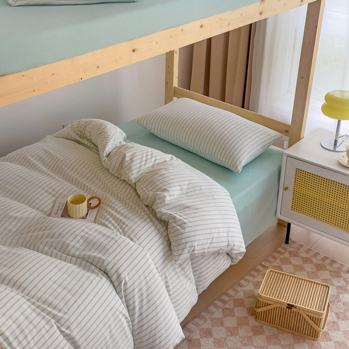 91家纺网 家纺一手货源 找家纺 玖弘家居 2024新款全棉色织水洗棉学生三件套四件套床垫套系列 湖蓝条