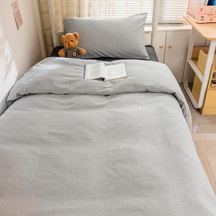 91家纺网 家纺一手货源 找家纺 柠萌家居 2025新款无印良品风A类色织水洗棉全棉学生宿舍三件套床垫套三件套 灰极细条