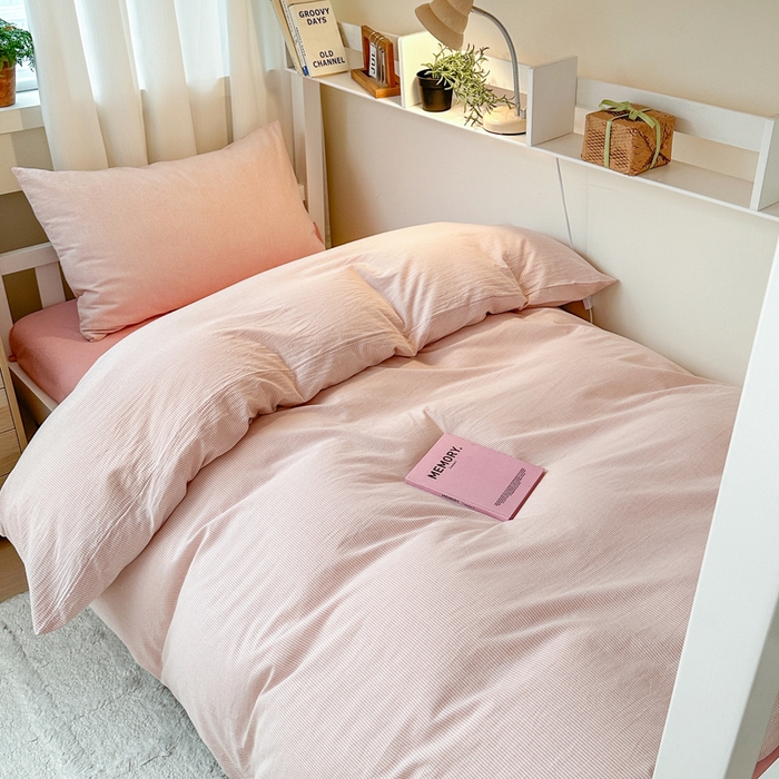 91家纺网 家纺一手货源 找家纺 玖弘家居 2024新款全棉色织水洗棉学生三件套四件套床垫套系列 粉密条