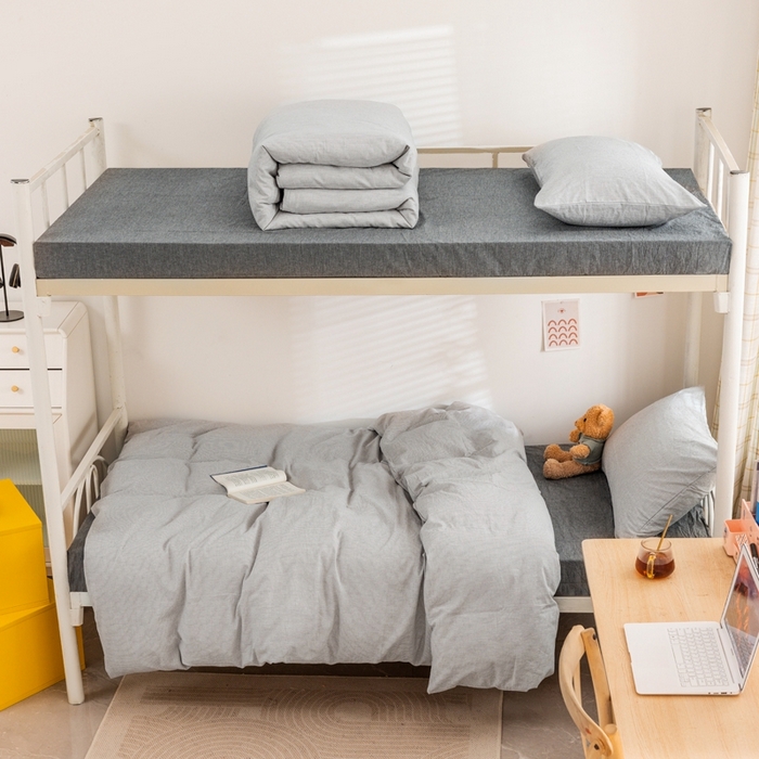 91家纺网 家纺一手货源 找家纺 柠萌家居 2025新款无印良品风A类色织水洗棉全棉学生宿舍三件套床垫套三件套 灰极细条