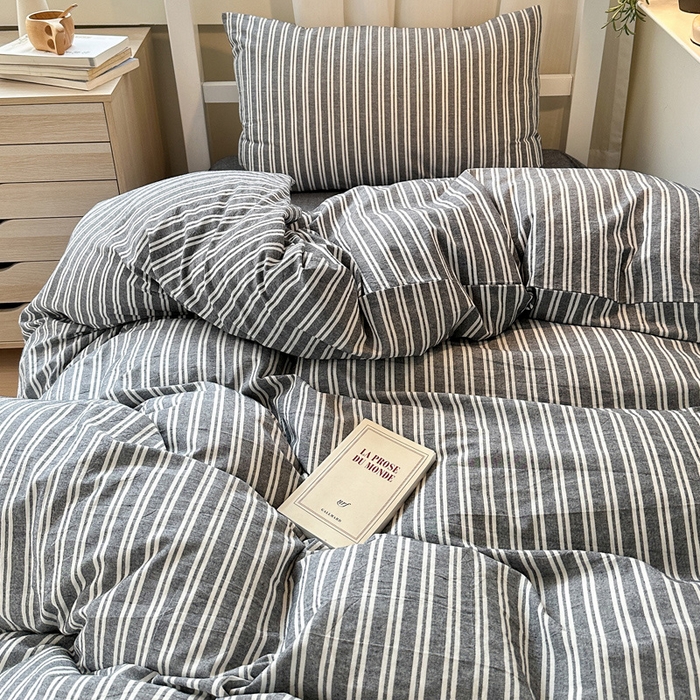 91家纺网 家纺一手货源 找家纺 玖弘家居 2024新款全棉色织水洗棉学生三件套四件套床垫套系列 宽窄条藏青灰