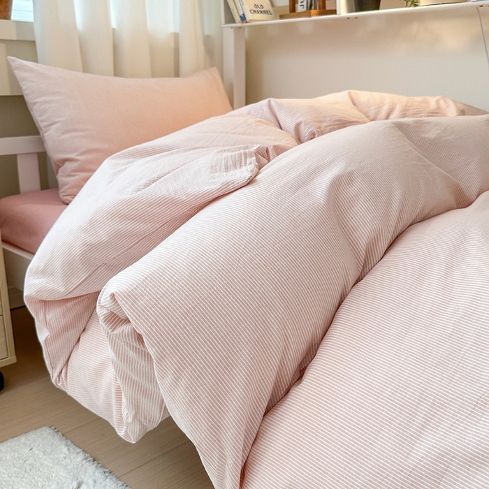 91家纺网 家纺一手货源 找家纺 玖弘家居 2024新款全棉色织水洗棉学生三件套四件套床垫套系列 粉密条