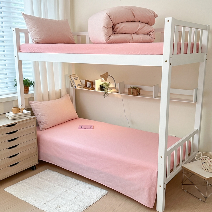 91家纺网 家纺一手货源 找家纺 玖弘家居 2024新款全棉色织水洗棉学生三件套四件套床垫套系列 粉密条