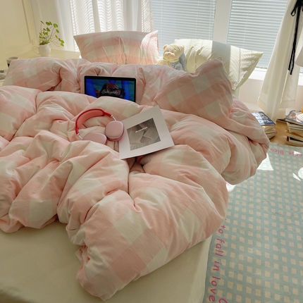 91家纺网 家纺一手货源 找家纺 六巷胡同 2024新款全棉INS少女心马卡龙格子混搭四件套 混搭橡皮粉大格