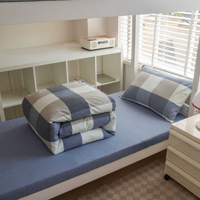 91家纺网 家纺一手货源 找家纺 柠萌家居 2025新款无印良品风A类色织水洗棉全棉学生宿舍三件套床垫套三件套 浅咖蓝