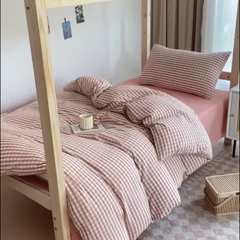 91家纺网 家纺一手货源 找家纺 玖弘家居 2024新款全棉色织水洗棉学生三件套四件套床垫套系列 粉小格