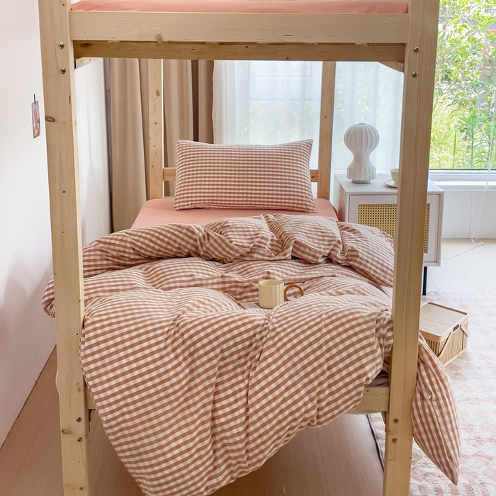 91家纺网 家纺一手货源 找家纺 玖弘家居 2024新款全棉色织水洗棉学生三件套四件套床垫套系列 粉小格