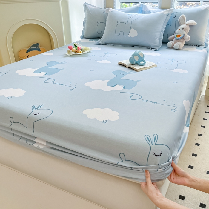 91家纺网 家纺一手货源 找家纺 铭成家纺 2024新款新疆棉喷气印花小清新系列单床笠睡梦鹿