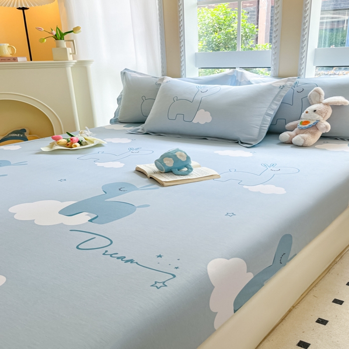 91家纺网 家纺一手货源 找家纺 铭成家纺 2024新款新疆棉喷气印花小清新系列单床笠睡梦鹿